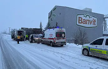 Buzlanan yollar facia getirdi: Hafif ticari araç tırın altına girdi
