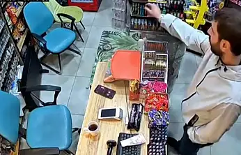 Elazığ'da büfede yaşanan hırsızlık güvenlik kamerasında