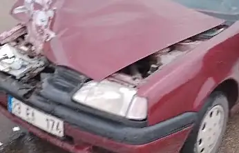 Elazığ'da kavşakta otomobil ile pikap kaza yaptı!