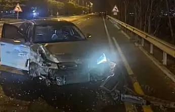 Elazığ'da kontrolden çıkan otomobil refüje çarpıp karşı şeride geçti