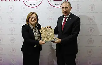 Fatma Şahin'den Rektör Göktaş'a ayakta alkış: 'Elinizden öpüyorum, vallahi billahi iyi adamsınız'