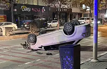 Kontrolden çıkan otomobil MOBESE direğine çarptı
