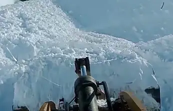 Kar yağışı çığı getirdi: Palu'da kapanan köy yolu açıldı