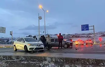 Terminal kavşağı yine karıştı: Güney Çevre Yolu'nda iki otomobil çarpıştı