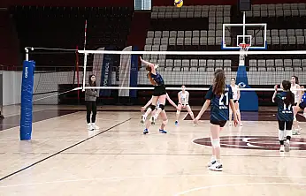 Voleybolun 'Küçük Sultanları' kupasına kavuştu!