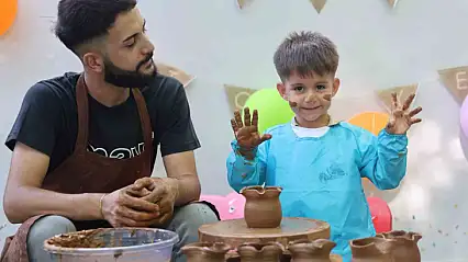 Otizmli çocuklar çömlek yaptı, gönüllerince eğlendi