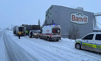 Buzlanan yollar facia getirdi: Hafif ticari araç tırın altına girdi