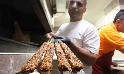 Dar gelirlinin dostu esnaf: Burada yemekler 4'te bir fiyatına