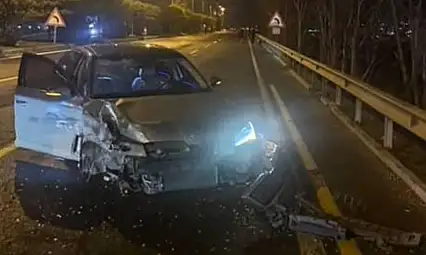 Elazığ'da kontrolden çıkan otomobil refüje çarpıp karşı şeride geçti