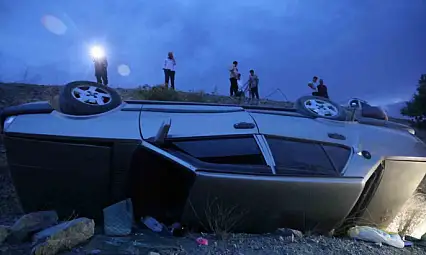 Terasa takılan otomobil onlarca metre yükseklikten düşmekten kurtuldu: 7 yaralı