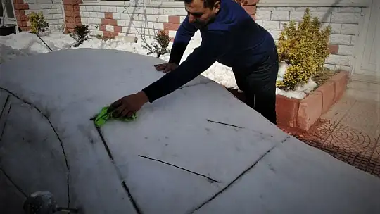 'Güneş görünce eriyen' arabasına 200 bin lira fiyat biçti