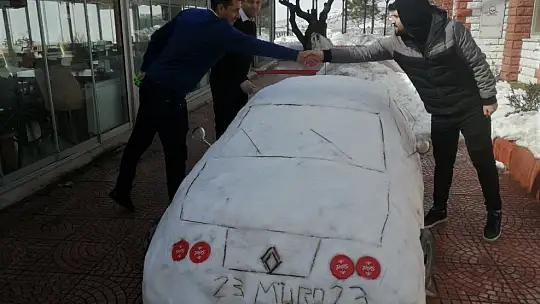 'Güneş görünce eriyen' arabasına 200 bin lira fiyat biçti