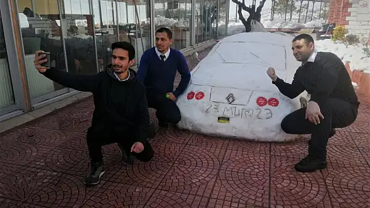 'Güneş görünce eriyen' arabasına 200 bin lira fiyat biçti