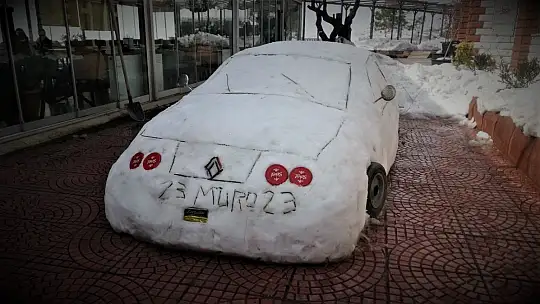 'Güneş görünce eriyen' arabasına 200 bin lira fiyat biçti