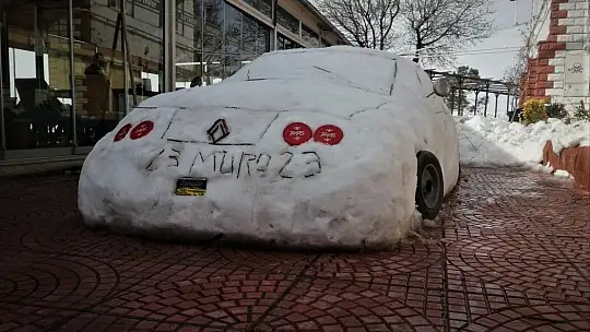 'Güneş görünce eriyen' arabasına 200 bin lira fiyat biçti