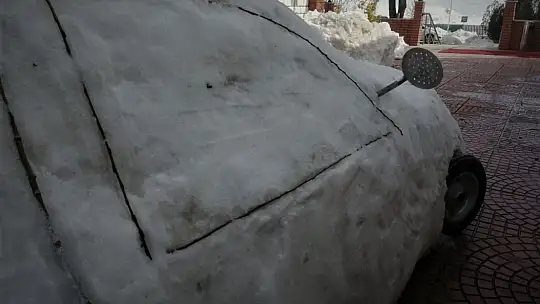 'Güneş görünce eriyen' arabasına 200 bin lira fiyat biçti