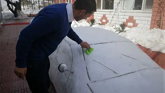 'Güneş görünce eriyen' arabasına 200 bin lira fiyat biçti