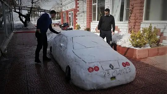 'Güneş görünce eriyen' arabasına 200 bin lira fiyat biçti