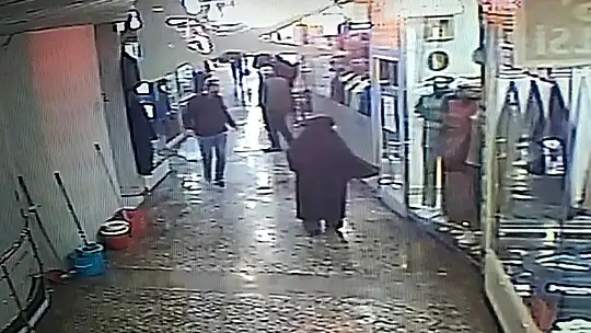 'Lokantadan geldim' diyerek hem tabakları hem de parayı alarak kayıplara karıştı