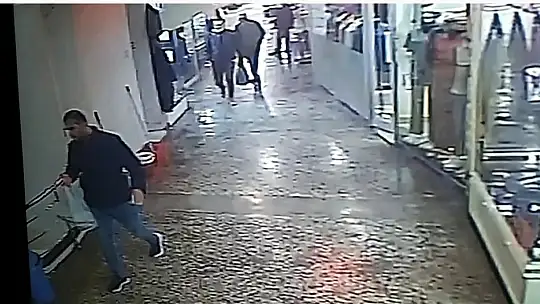 'Lokantadan geldim' diyerek hem tabakları hem de parayı alarak kayıplara karıştı