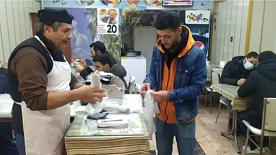 'Lokantadan geldim' diyerek hem tabakları hem de parayı alarak kayıplara karıştı