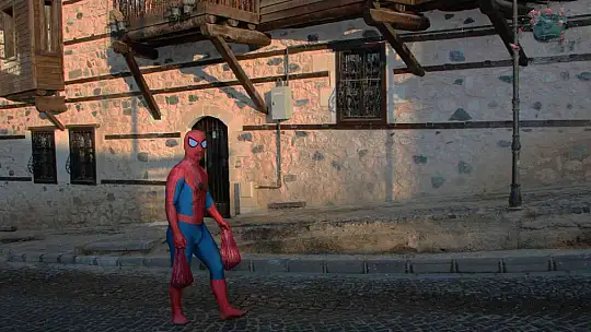 'Örümcek Adam' sokak hayvanlarının kahramanı oldu, görenler şaşkınlığını gizleyemedi