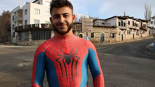 'Örümcek Adam' sokak hayvanlarının kahramanı oldu, görenler şaşkınlığını gizleyemedi