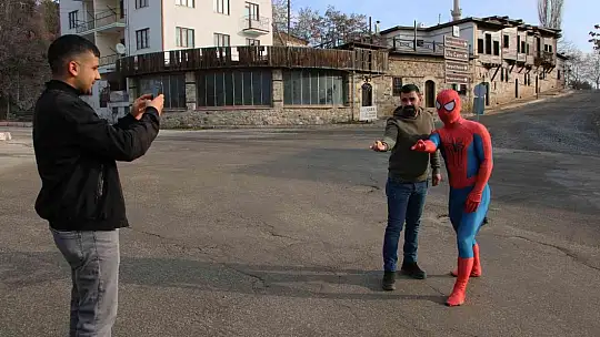 'Örümcek Adam' sokak hayvanlarının kahramanı oldu, görenler şaşkınlığını gizleyemedi