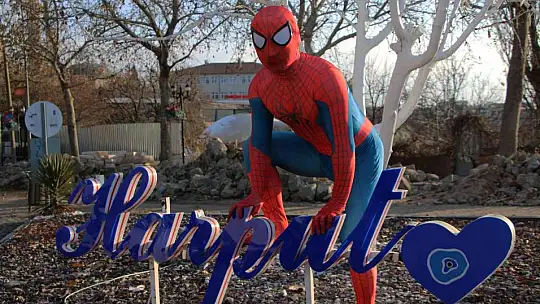 'Örümcek Adam' sokak hayvanlarının kahramanı oldu, görenler şaşkınlığını gizleyemedi