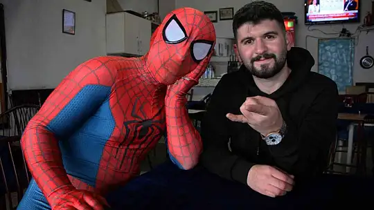 'Örümcek Adam' sokak hayvanlarının kahramanı oldu, görenler şaşkınlığını gizleyemedi