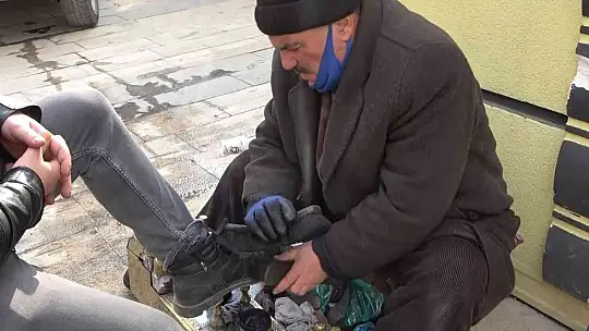45 yıldır ayakkabı boyayarak evini geçindiriyor