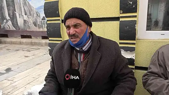 45 yıldır ayakkabı boyayarak evini geçindiriyor