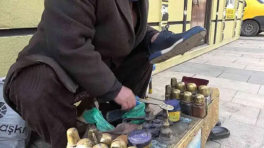 45 yıldır ayakkabı boyayarak evini geçindiriyor