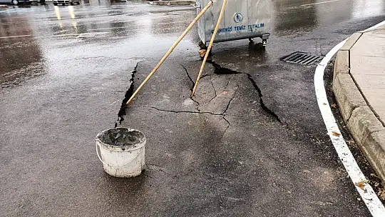 Abdullahpaşa'da yol çöktü!