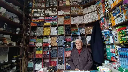 72 yaşındaki Alaattin amca 57 yıldır boncukçuluk yaparak  geçimini sağlıyor