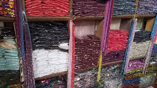 72 yaşındaki Alaattin amca 57 yıldır boncukçuluk yaparak  geçimini sağlıyor