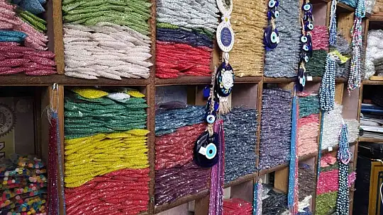 72 yaşındaki Alaattin amca 57 yıldır boncukçuluk yaparak  geçimini sağlıyor