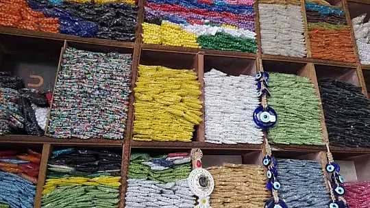 72 yaşındaki Alaattin amca 57 yıldır boncukçuluk yaparak  geçimini sağlıyor