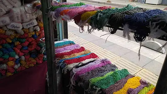 72 yaşındaki Alaattin amca 57 yıldır boncukçuluk yaparak  geçimini sağlıyor