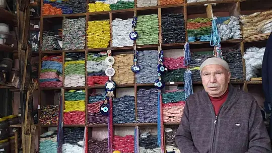 72 yaşındaki Alaattin amca 57 yıldır boncukçuluk yaparak  geçimini sağlıyor