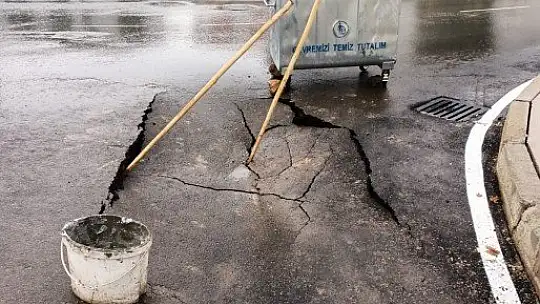Abdullahpaşa'da yol çöktü!