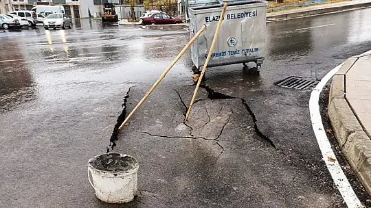 Abdullahpaşa'da yol çöktü!