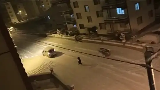 Aracın arkasına bağladığı iple karda kayak keyfi yaptı