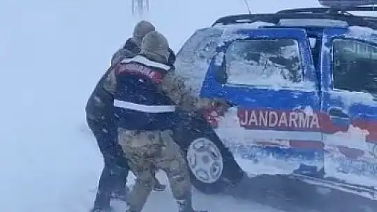 Aracı arza yapan ve donma tehlikesi geçiren şahsı jandarma kurtardı