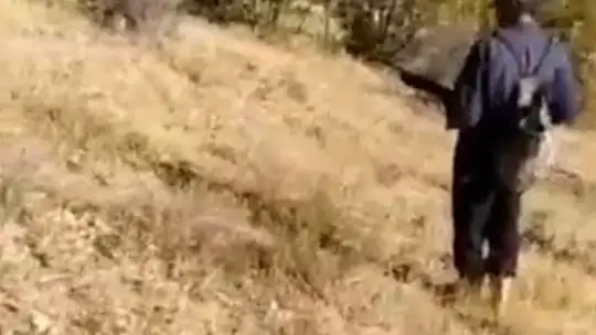 Avcılar elleriyle yakaladığı tavşanı geri doğaya saldı