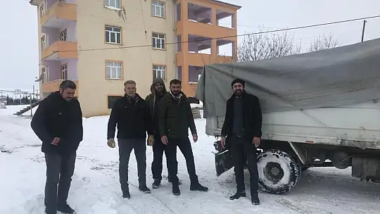 Ayağı kırılan katıra vatandaşlar sahip çıktı