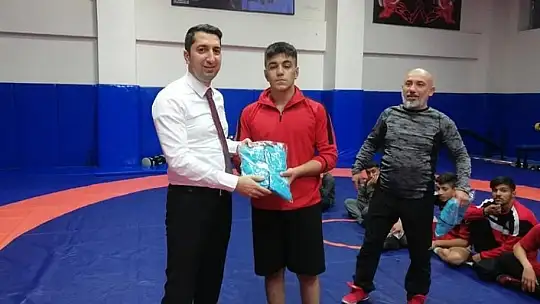 Baykan, Elazığlı güreşçilere hediyelerini gönderdi