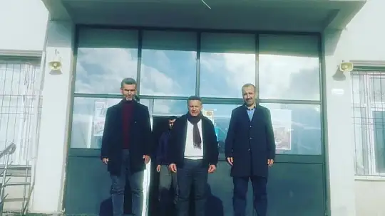 Belde belediye başkanı makam aracını servis aracına dönüştürdü, kendi elleri ile öğrencilere kitap taşıdı