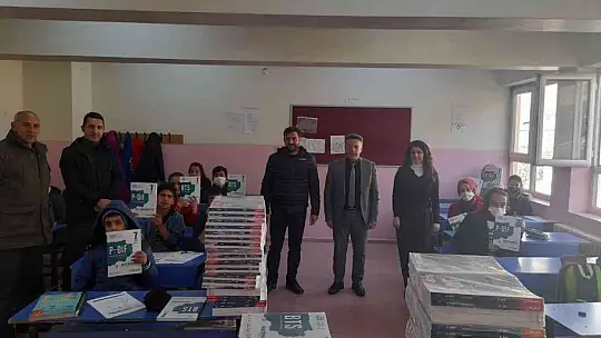 Belde belediyesi, bölgedeki öğrencilerin kitap ihtiyacını karşılamaya devam ediyor