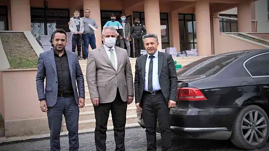 Belediye başkanı öğrenciler için makam aracıyla köy köy gezip kitap dağıtıyor